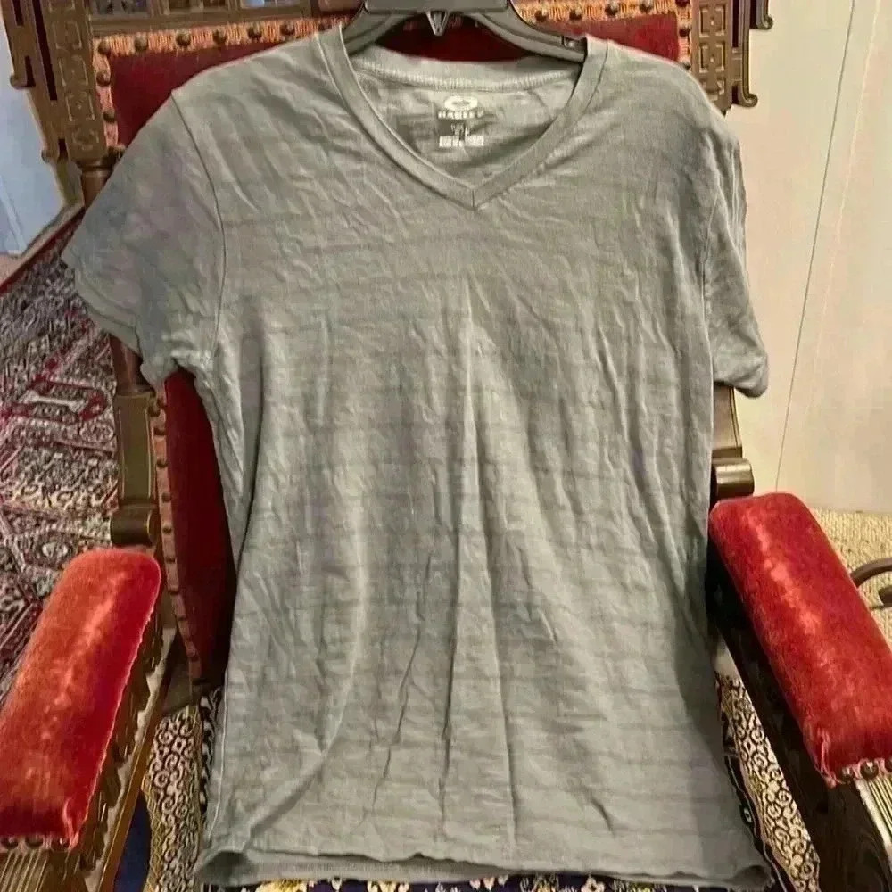 Gray Oakley T-shirt slim fit. Small